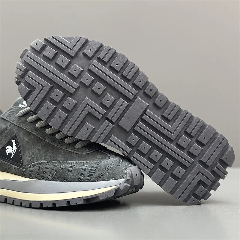 Men's running shoes are light and breathable casual shoes, simple daily men's outdoor leisure sports, new fashion