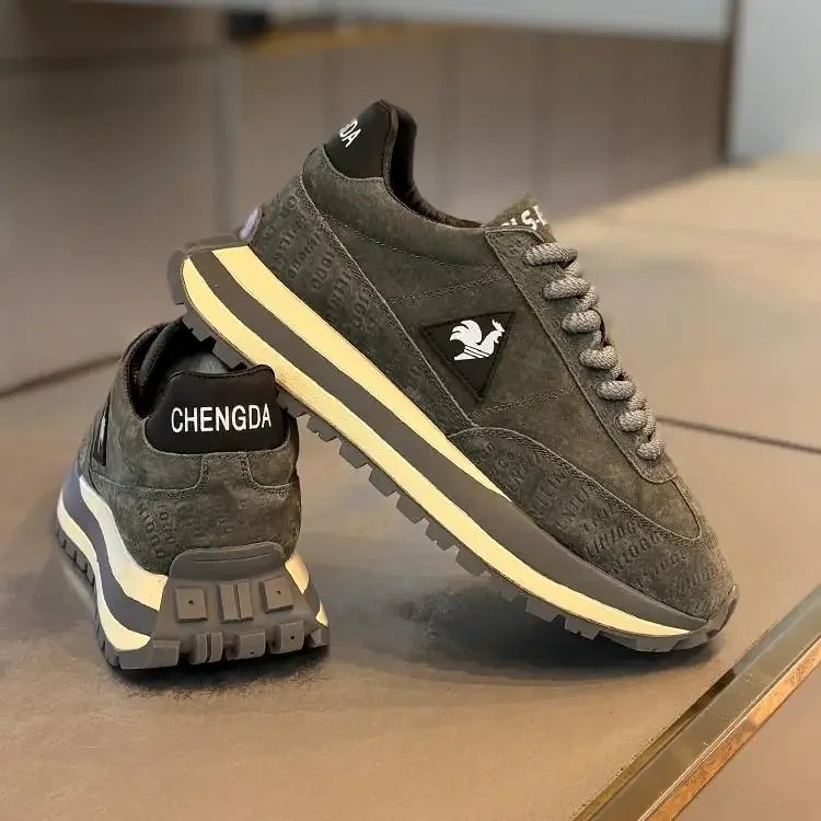 Men's running shoes are light and breathable casual shoes, simple daily men's outdoor leisure sports, new fashion