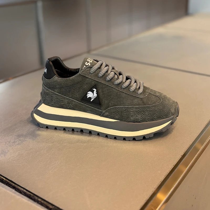 Men's running shoes are light and breathable casual shoes, simple daily men's outdoor leisure sports, new fashion