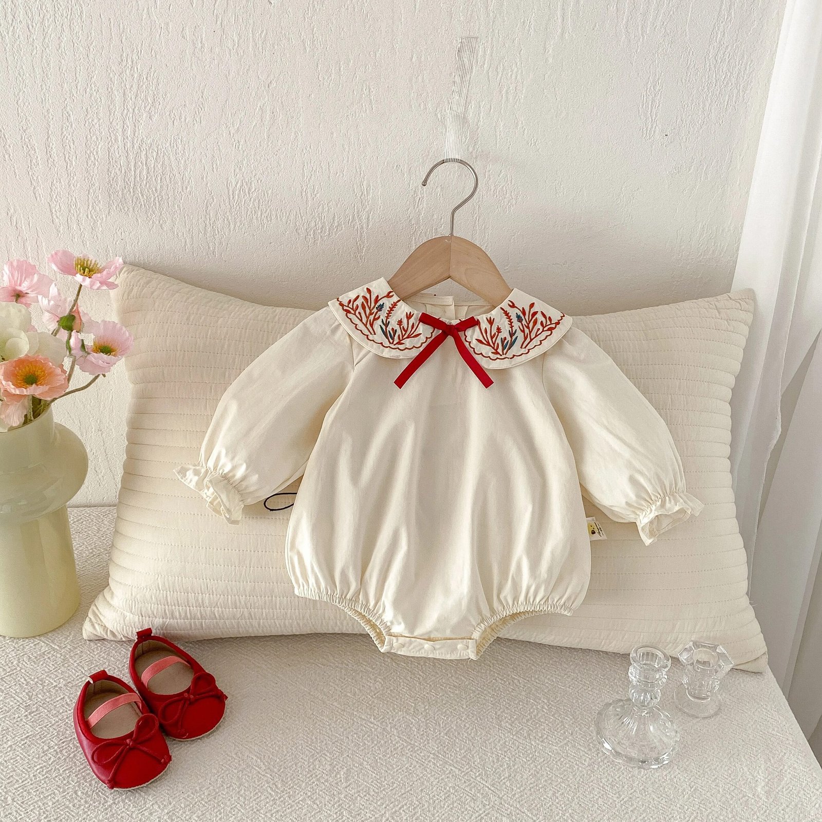 New style one-piece baby dress with trendy collar and bag on the back, suitable for spring and autumn seasons