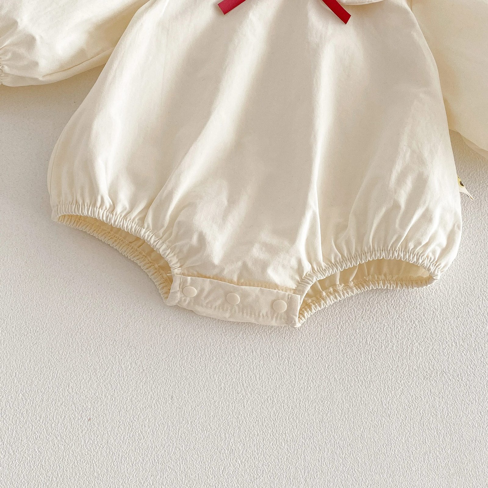 New style one-piece baby dress with trendy collar and bag on the back, suitable for spring and autumn seasons